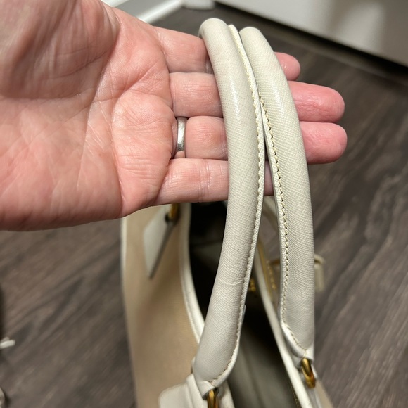 Selling this much loved authentic Prada hand bag with or without shoulder strap - Picture 4 of 9